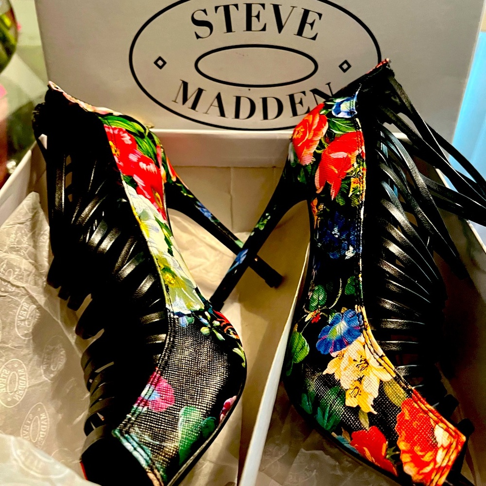 Steve Madden Messy Floral size 7.5.
